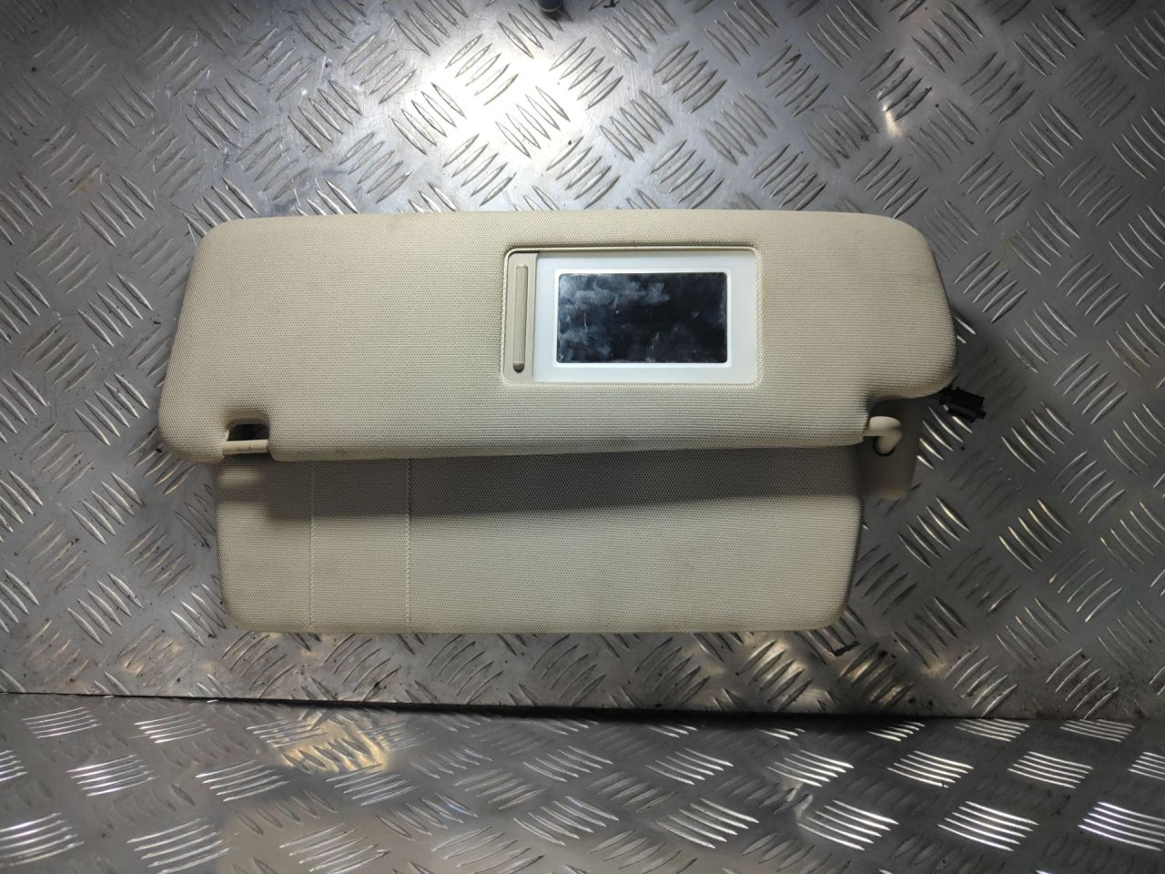 козырек солнцезащитный Audi Q7 4L 2006, 3.0 л., TDi, BUG, дизель, АКПП, бежево-серый, внедорожник 5 дв., полный привод, правый руль, 4L0857551B - фото №1