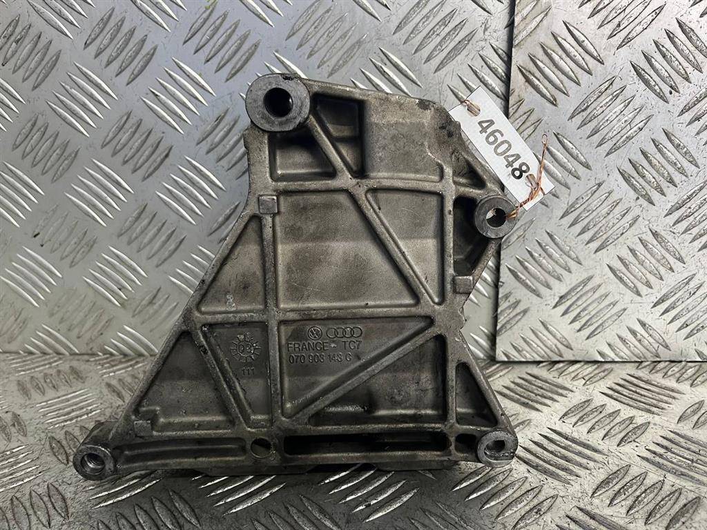 кронштейн генератора Volkswagen Touareg 1 поколение 2005, 2.5 л., TDi, дизель, АКПП, 070903143C - фото №1