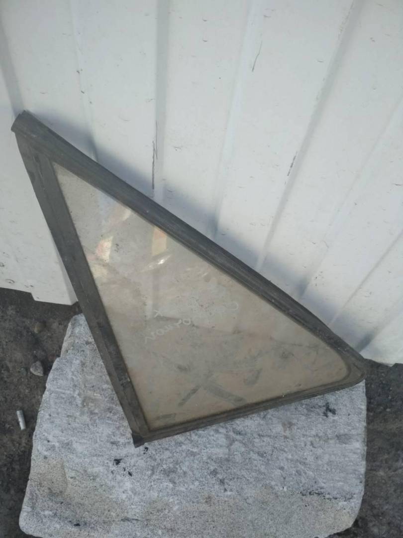 стекло двери передней правой Volkswagen Golf 2 поколение 1990, mono, бензин, МКПП, купе - фото №1