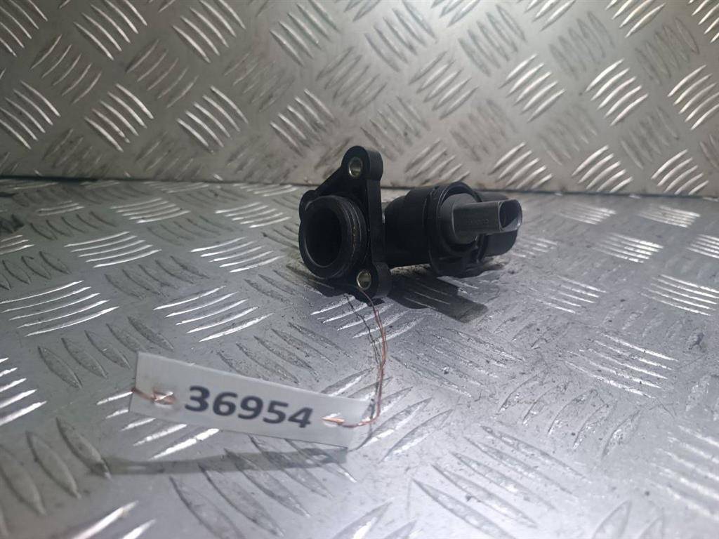 фланец (тройник) системы охлаждения Volkswagen Golf 5 поколение 2007, 2.0 л., FSI, бензин, 06F121131C - фото №1