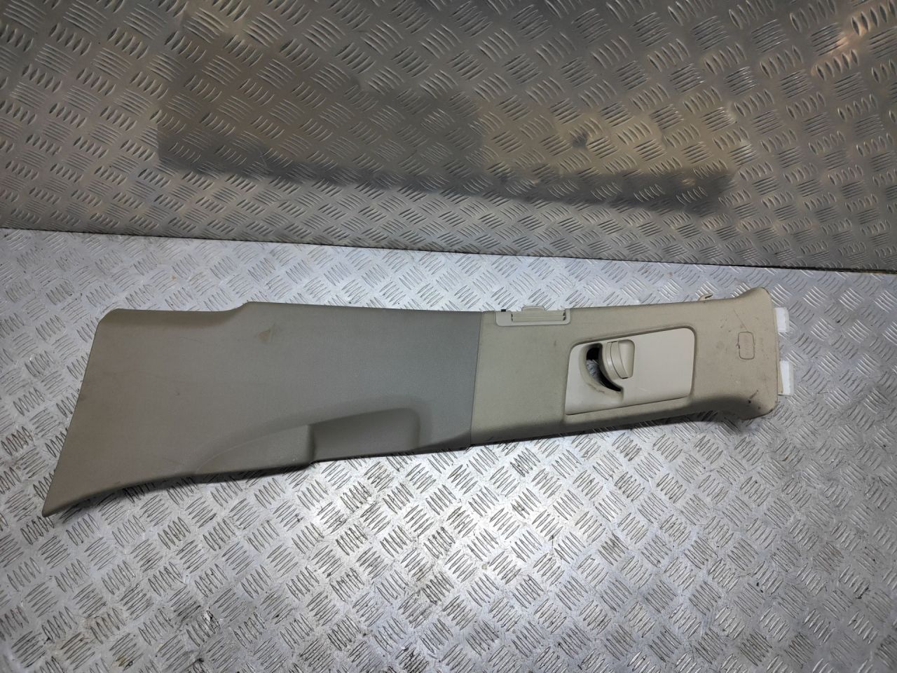 обшивка стойки центральной левой Audi Q7 4L 2006, 3.0 л., TDi, BUG, дизель, АКПП, бежево-серый, внедорожник 5 дв., полный привод, правый руль, 4L0867293 - фото №1