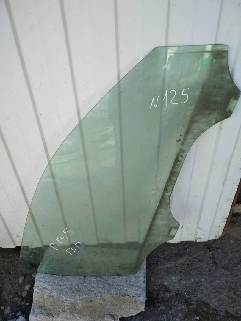 стекло двери передней правой Volkswagen Passat B5 1997, бензин, МКПП - фото №1