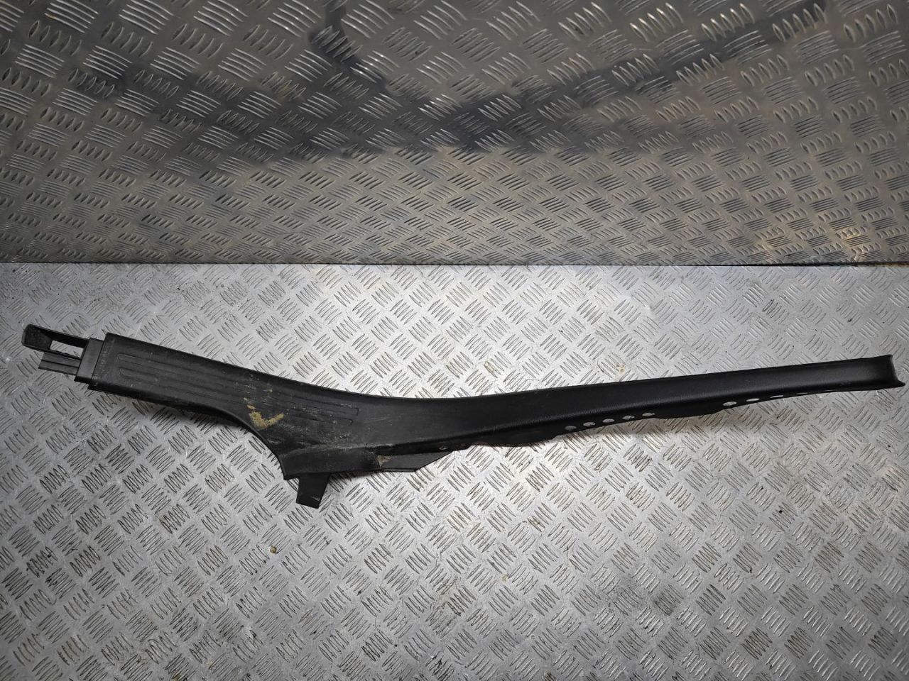 накладка на порог Audi A6 4F/C6 2006, 2.4 л., i, BDW, бензин, вариатор, чёрный, седан, передний привод, правый руль, 4F0867768 - фото №1