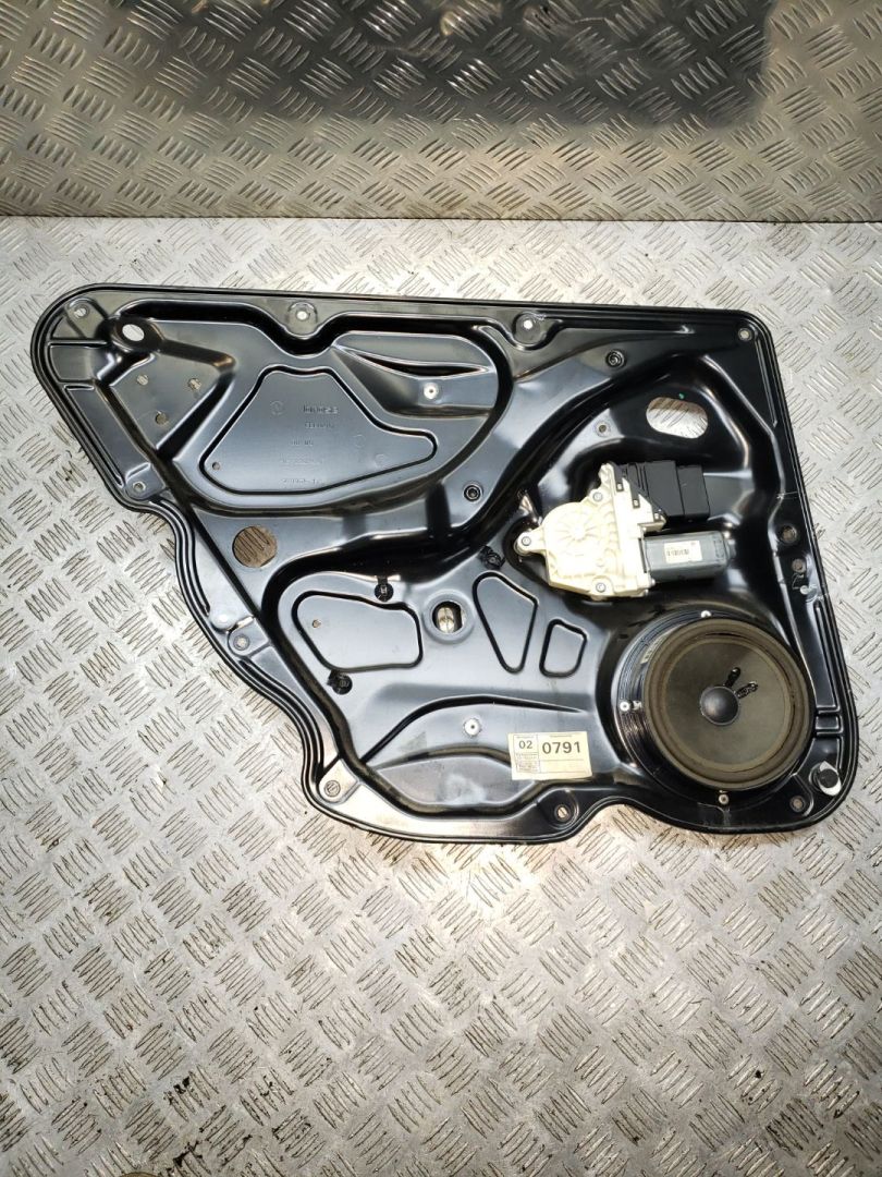 стеклоподъемник электрический задний левый Volkswagen Passat B6 2006, серебристый, седан, 3C4839755F, 3C0035453, 1K0959703F - фото №1