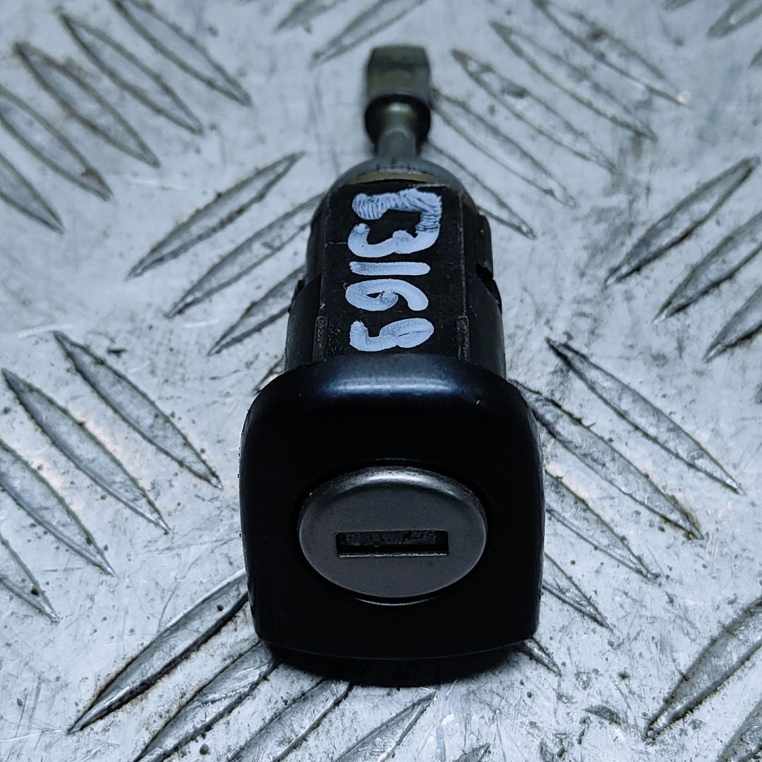 личинка дверного замка Volkswagen Passat B5 1999, 1U0837168, 1U0837167 - фото №1