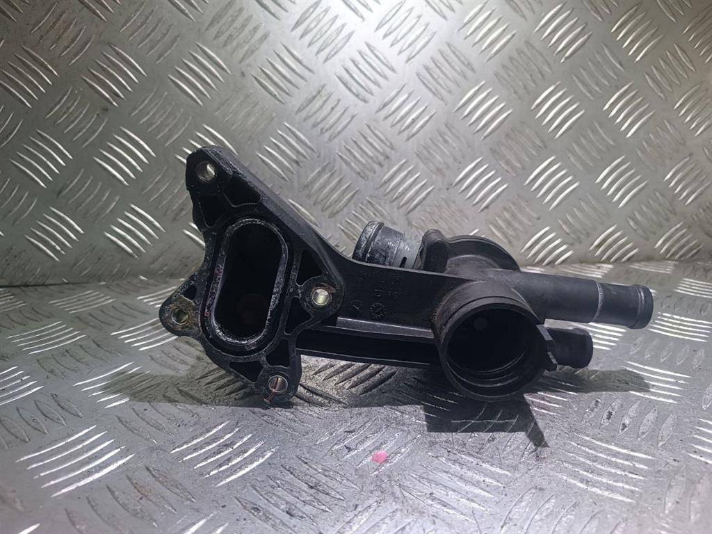 корпус термостата Volkswagen Polo 5 поколение 2010, 1.2 л., i, бензин, 03C121111B - фото №1