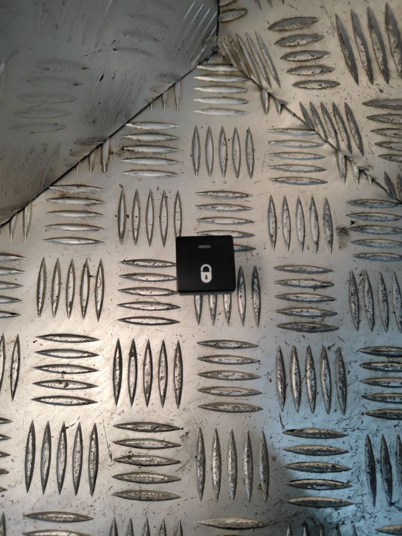 кнопка центрального замка Citroen Berlingo 2 поколение (B9) 2012, 1.6 л., HDi, 9HN (DV6ETED), дизель, МКПП, белый, фургон, передний привод, правый руль, 96582880 - фото №1