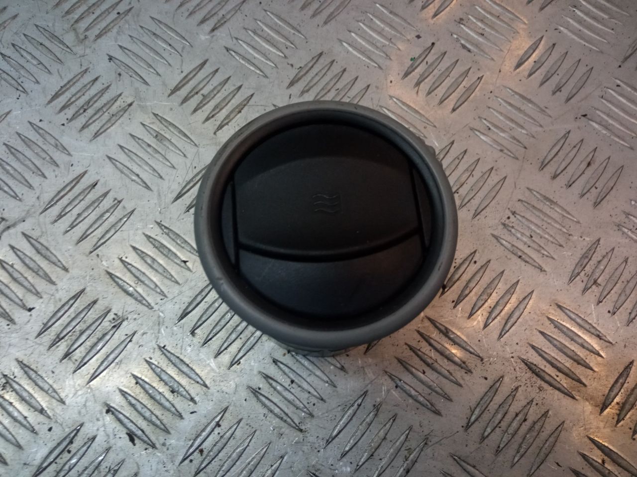 дефлектор обдува салона Citroen Berlingo 2 поколение (B9) 2012, 1.6 л., HDi, 9HN (DV6ETED), дизель, МКПП, белый, фургон, передний привод, правый руль, 96808993 - фото №1