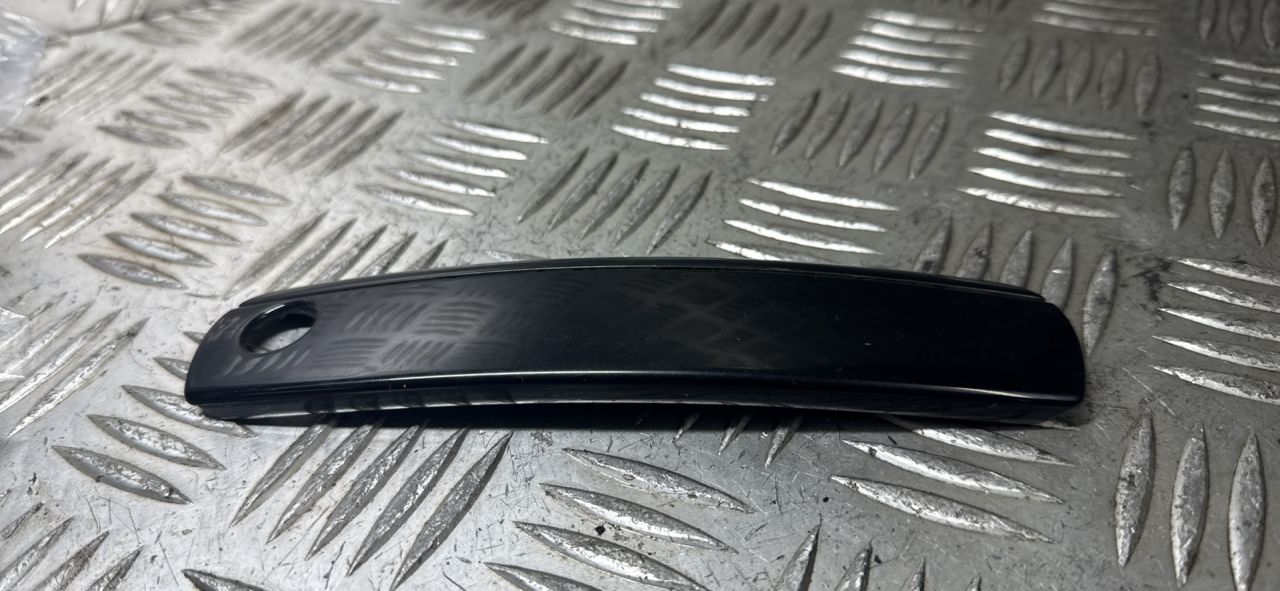 накладка на ручку Audi A6 4F/C6 2006, 2.4 л., i, BDW, бензин, вариатор, чёрный, седан, передний привод, правый руль, 4F2837240 - фото №1