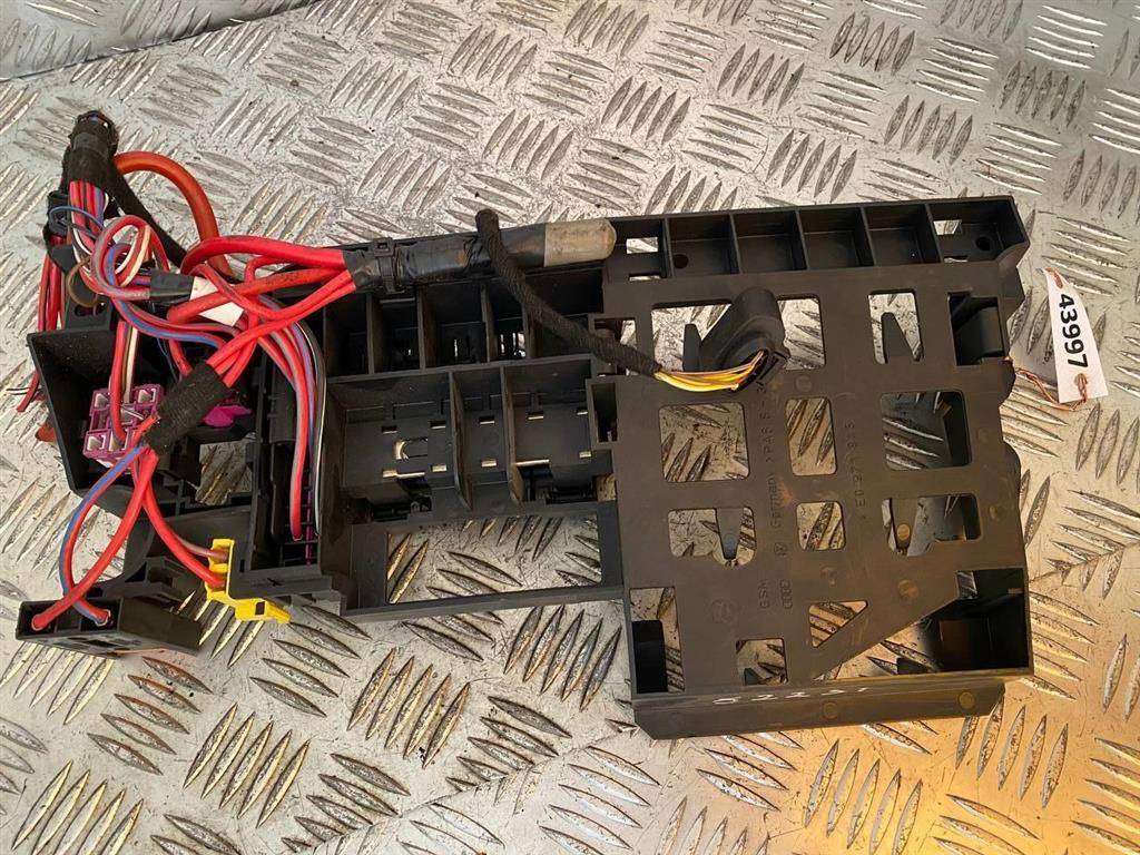 блок предохранителей Audi A8 D3/4E 2004, 4.2 л., i, бензин, АКПП, 4E0971845 - фото №1