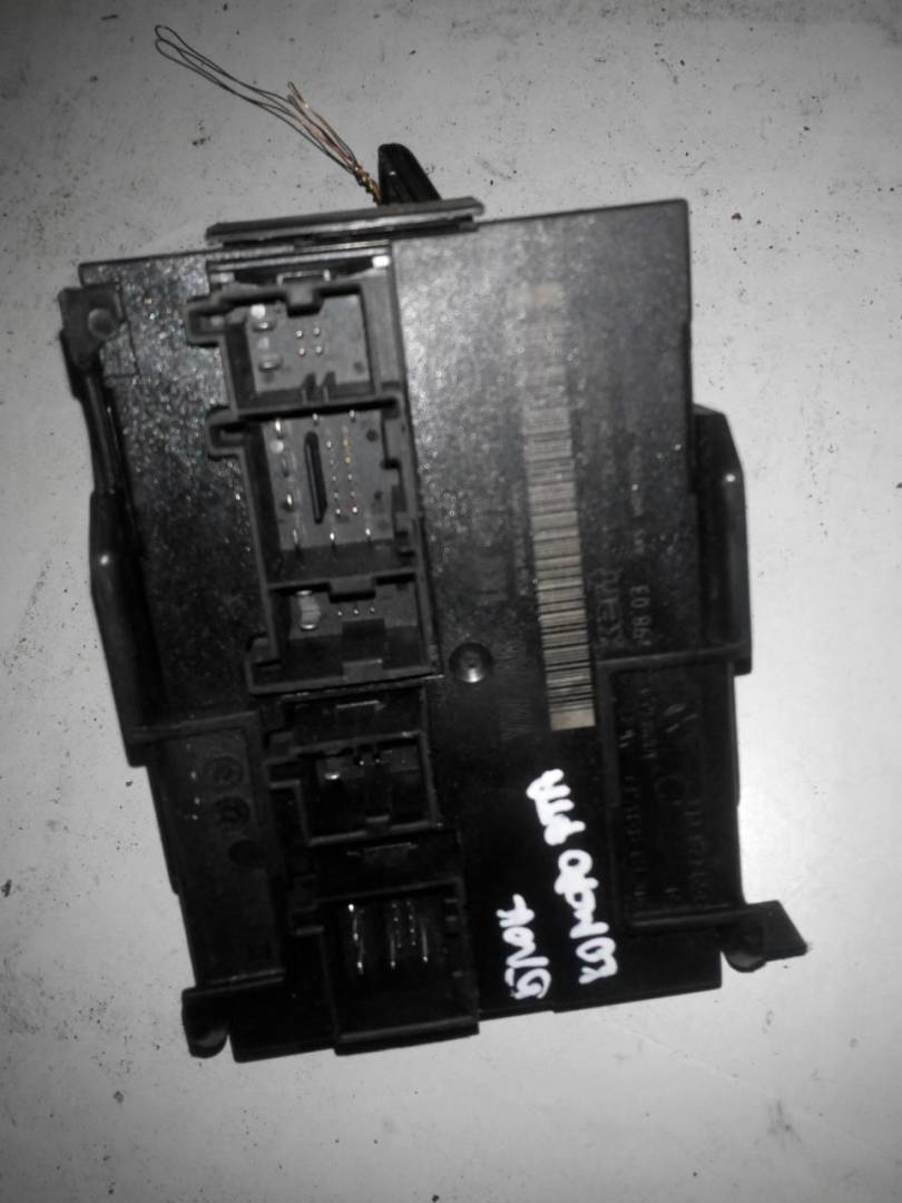 блок комфорта Volkswagen Caddy 3 поколение 2005, 1.9 л., TDi, дизель, МКПП - фото №1