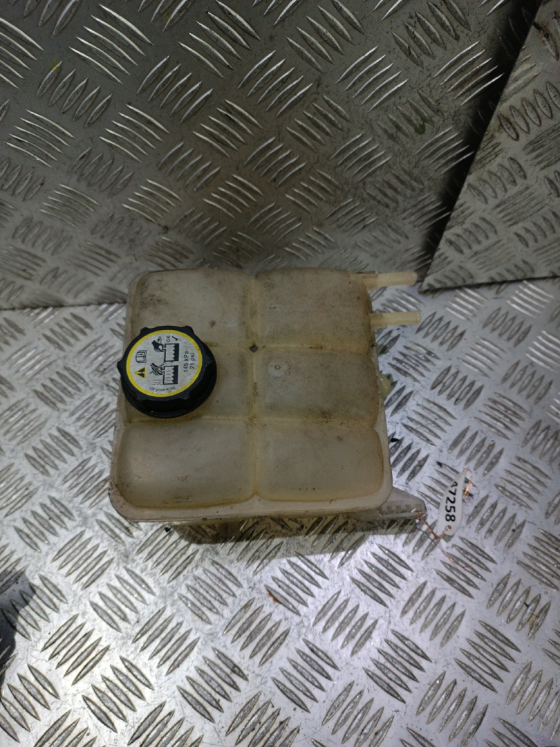 бачок расширительный Ford Focus 2 поколение 2004, 1.6 л., i, HWDA, бензин, 3M5H8K218 - фото №1