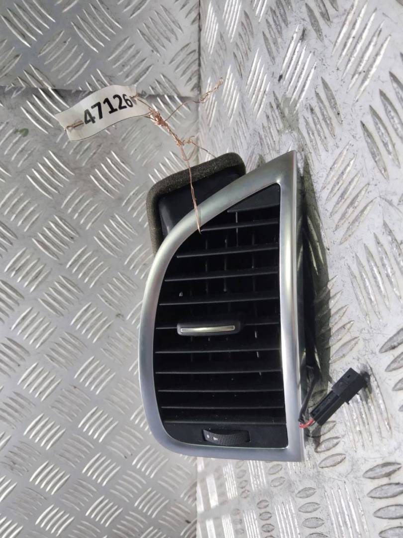 дефлектор обдува салона Audi Q7 4L 2006, 3.0 л., TDi, BUG, дизель, АКПП, бежево-серый, внедорожник 5 дв., полный привод, правый руль, 4L0820902 - фото №1