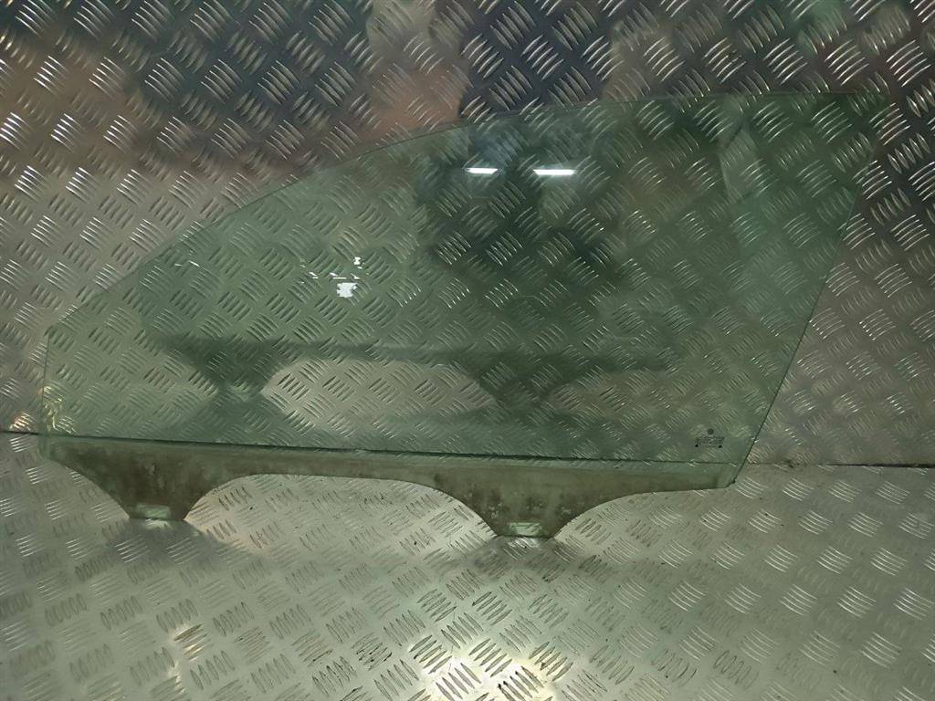 стекло двери передней левой Volkswagen Passat B5 1998 - фото №1