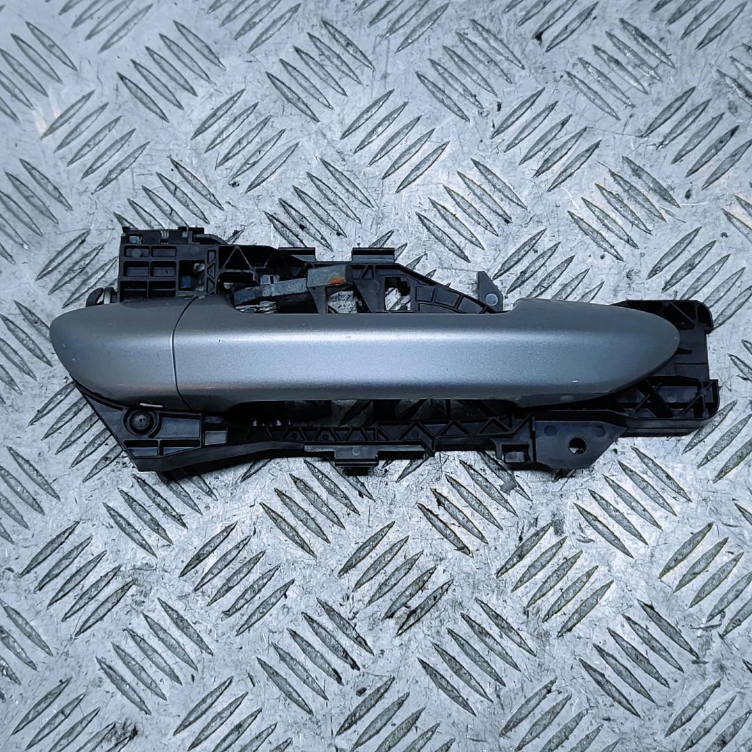 ручка наружная задняя правая Volkswagen Passat B7 2013, 1.6 л., TDi, CAYC, дизель, серебристый, седан, передний привод, правый руль, 3C0837210 - фото №1