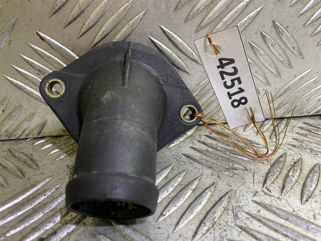 фланец (тройник) системы охлаждения Audi 100 4A/C4 1993, 2.0 л., i, бензин, универсал, 048121121B - фото №1