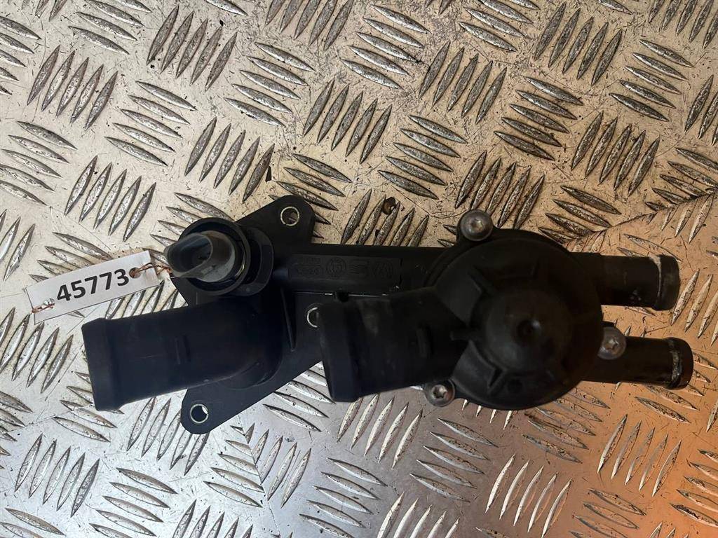 корпус термостата Skoda Fabia 1 поколение (6Y) 2003, 1.2 л., i, бензин, МКПП, 03C121111B - фото №1