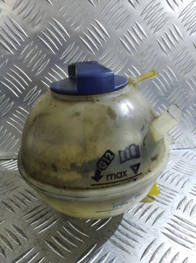 бачок расширительный Audi A3 8L 1998, 1.6 л., i, бензин, 1J0121403A - фото №1