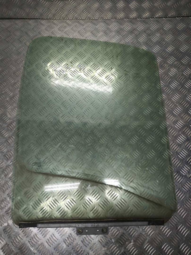 стекло двери передней правой Renault Master 2 поколение 1998 - фото №1