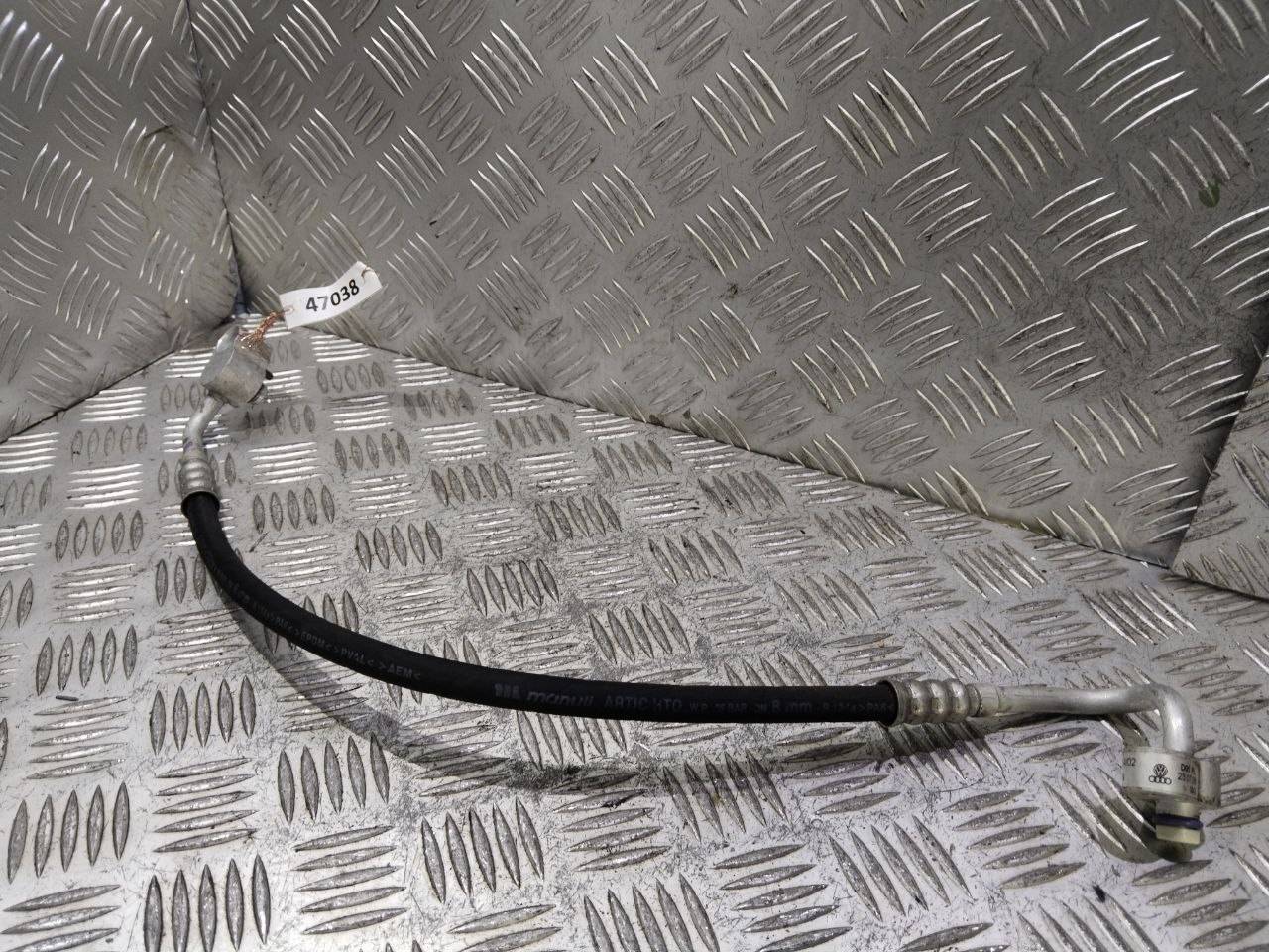 трубка кондиционера Audi Q7 4L 2006, 3.0 л., TDi, BUG, дизель, АКПП, бежево-серый, внедорожник 5 дв., полный привод, правый руль, 4L0820739 - фото №1