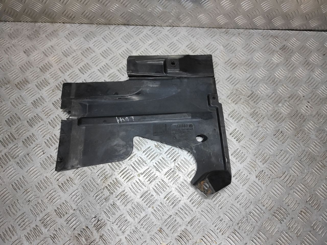 защита днища Audi A6 4F/C6 2006, 2.4 л., i, BDW, бензин, вариатор, чёрный, седан, передний привод, правый руль, 4F0825216 - фото №1