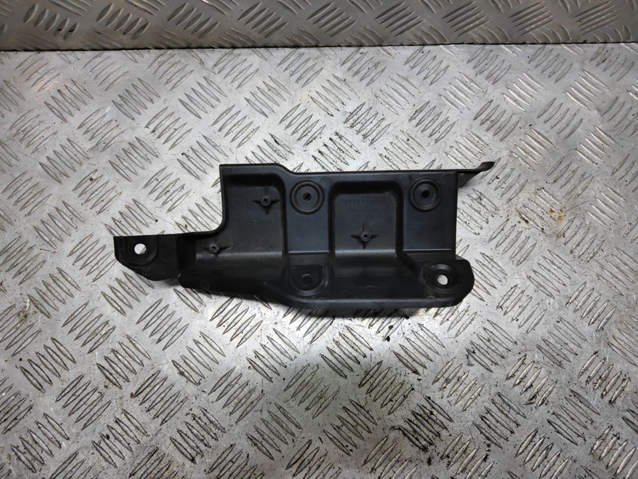 Крепление бампера заднего Audi A6 4F/C6 2006, 2.4 л., i, BDW, бензин, вариатор, чёрный, седан, передний привод, правый руль, 4F5807892 - фото №1