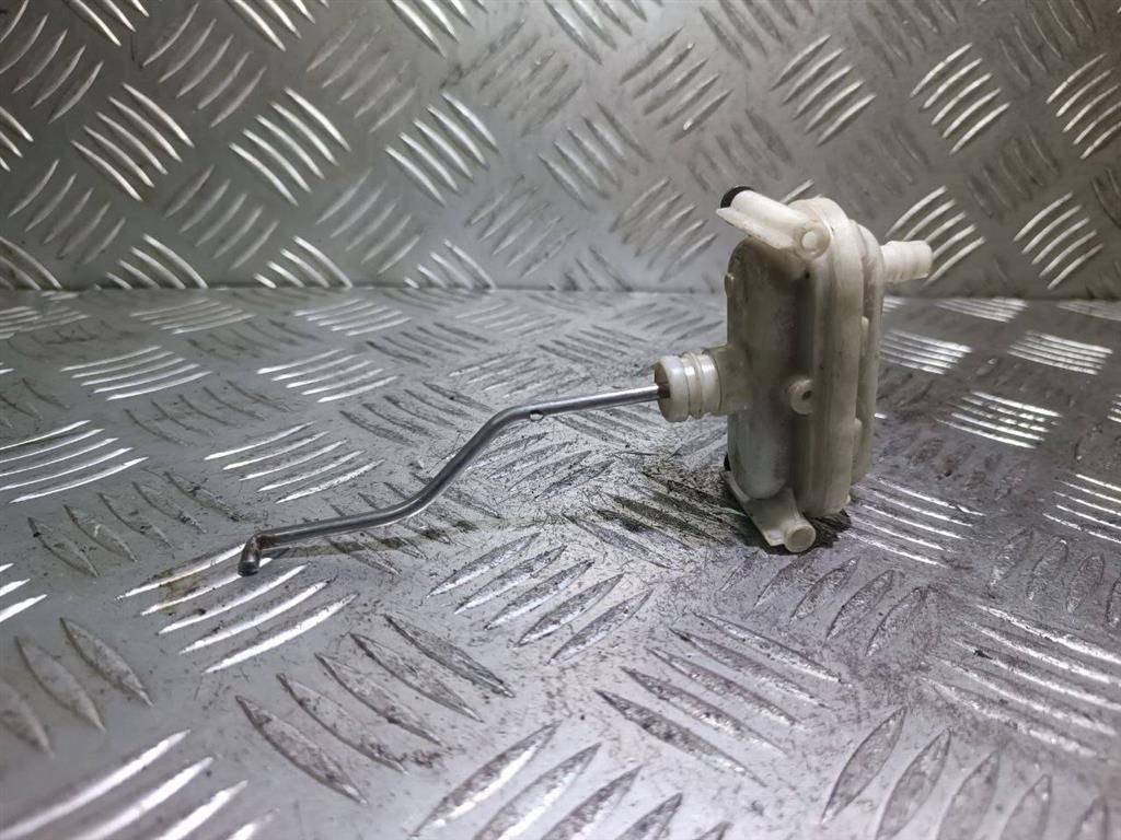 активатор замка багажника Volkswagen Passat B4 1995, 3A9862159A - фото №1