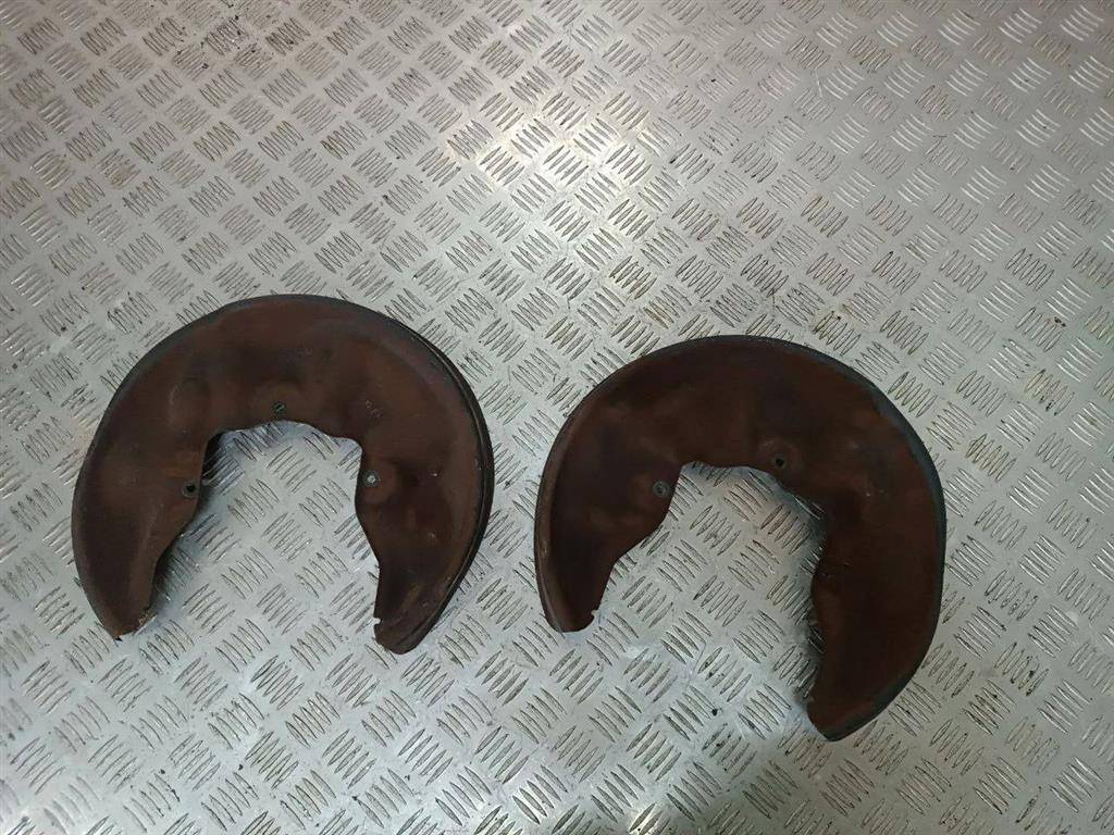 защитный кожух тормозного механизма Audi A8 D3/4E 2004, 4.2 л., i, бензин, АКПП, 4E0615611A, 4E0615612A - фото №1