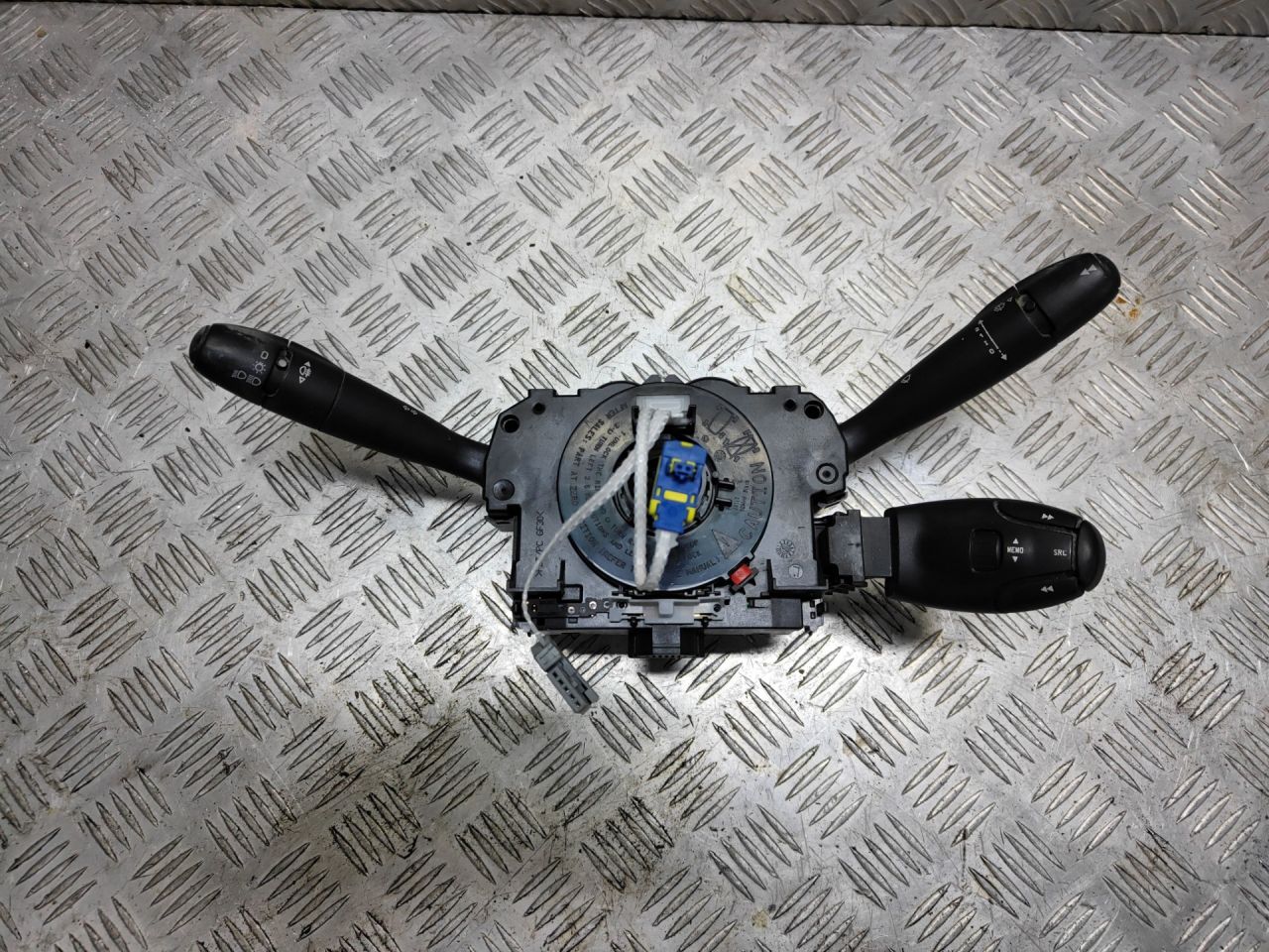 переключатель подрулевой (стрекоза) Citroen Berlingo 2 поколение (B9) 2012, 1.6 л., HDi, 9HN (DV6ETED), дизель, МКПП, белый, фургон, передний привод, правый руль, 96662460 - фото №1