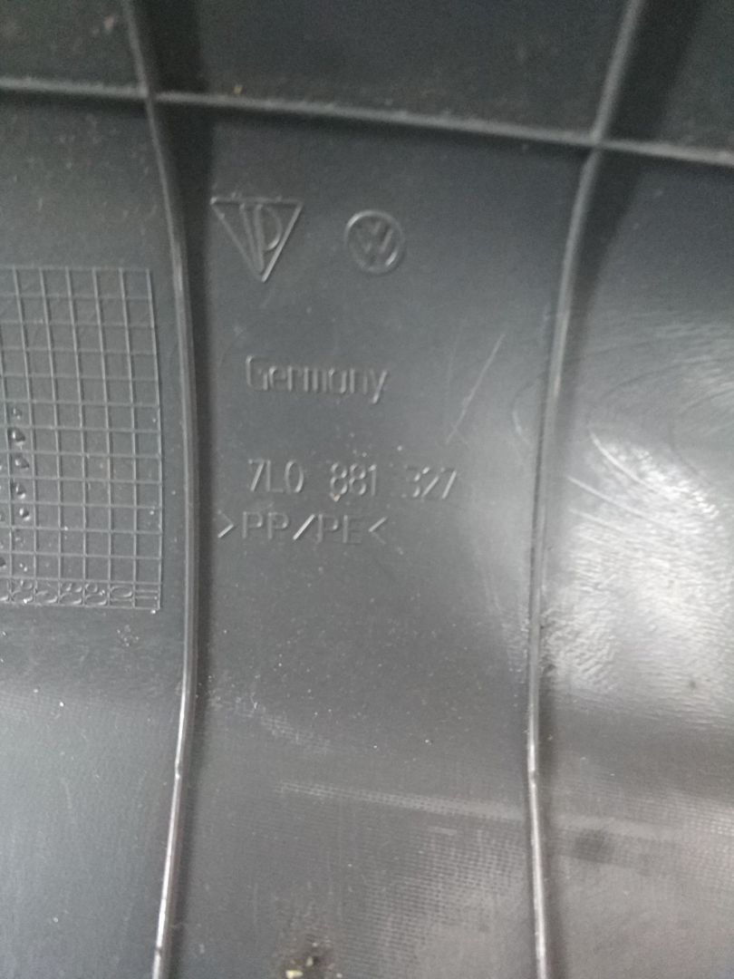 Пластик салазок сидений Audi Q7 4L 2006, 3.0 л., TDi, BUG, дизель, АКПП, бежево-серый, внедорожник 5 дв., полный привод, правый руль, 7L0881327 - фото №1