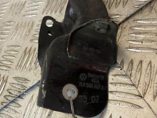 кронштейн (крепление) Volkswagen Touareg 1 поколение [рестайлинг] 2008, 3.0 л., TDi, BKS, дизель, АКПП, чёрный, внедорожник 5 дв., полный привод, правый руль, 7L6805887A