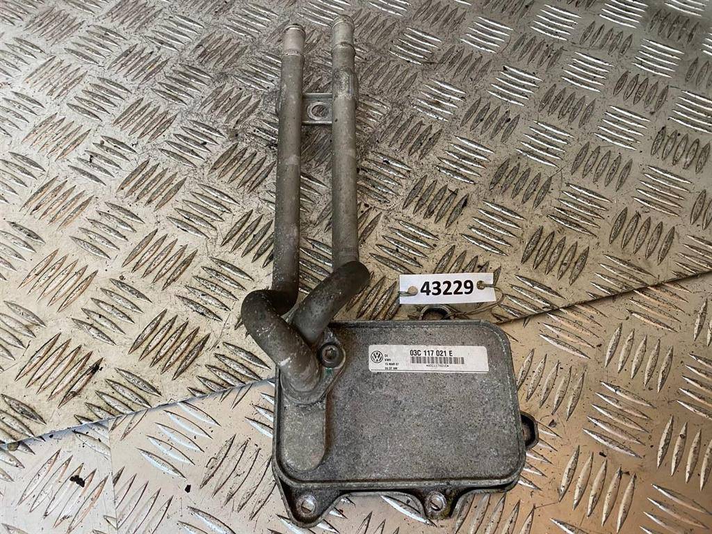 радиатор масляный Volkswagen Passat B6 2007, 1.4 л., TSI, бензин, 03C117021E - фото №1