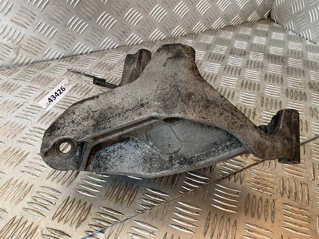 кронштейн двигателя Volkswagen Touareg 1 поколение 2005, 2.5 л., TDi, дизель, АКПП, 070199307B - фото №1