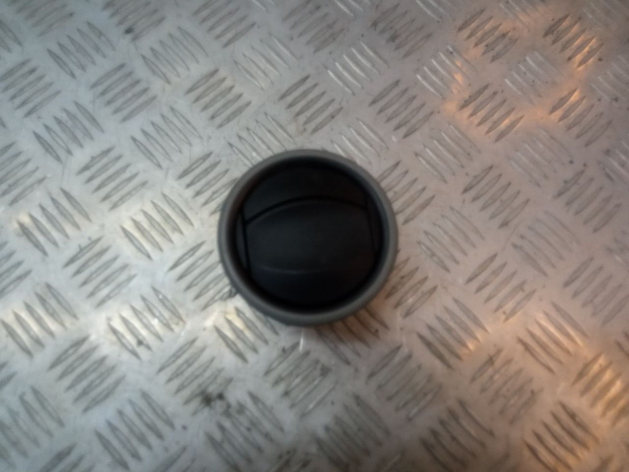 дефлектор обдува салона Citroen Berlingo 2 поколение (B9) 2012, 1.6 л., HDi, 9HN (DV6ETED), дизель, МКПП, белый, фургон, передний привод, правый руль, 9680899377 - фото №1