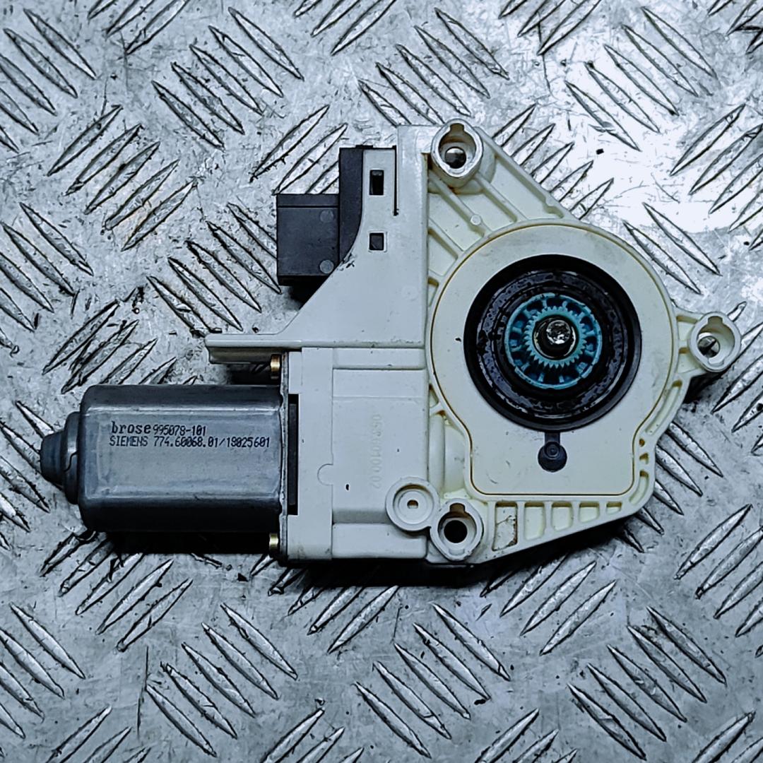 моторчик стеклоподъемника передний правый Audi A6 4F/C6 2006, 2.4 л., i, BDW, бензин, вариатор, чёрный, седан, передний привод, правый руль, 4F0959801B, BRF1101997009105, 0536010002, 995078101, 7746006801, 18025601, 6701410, 17025618 - фото №1
