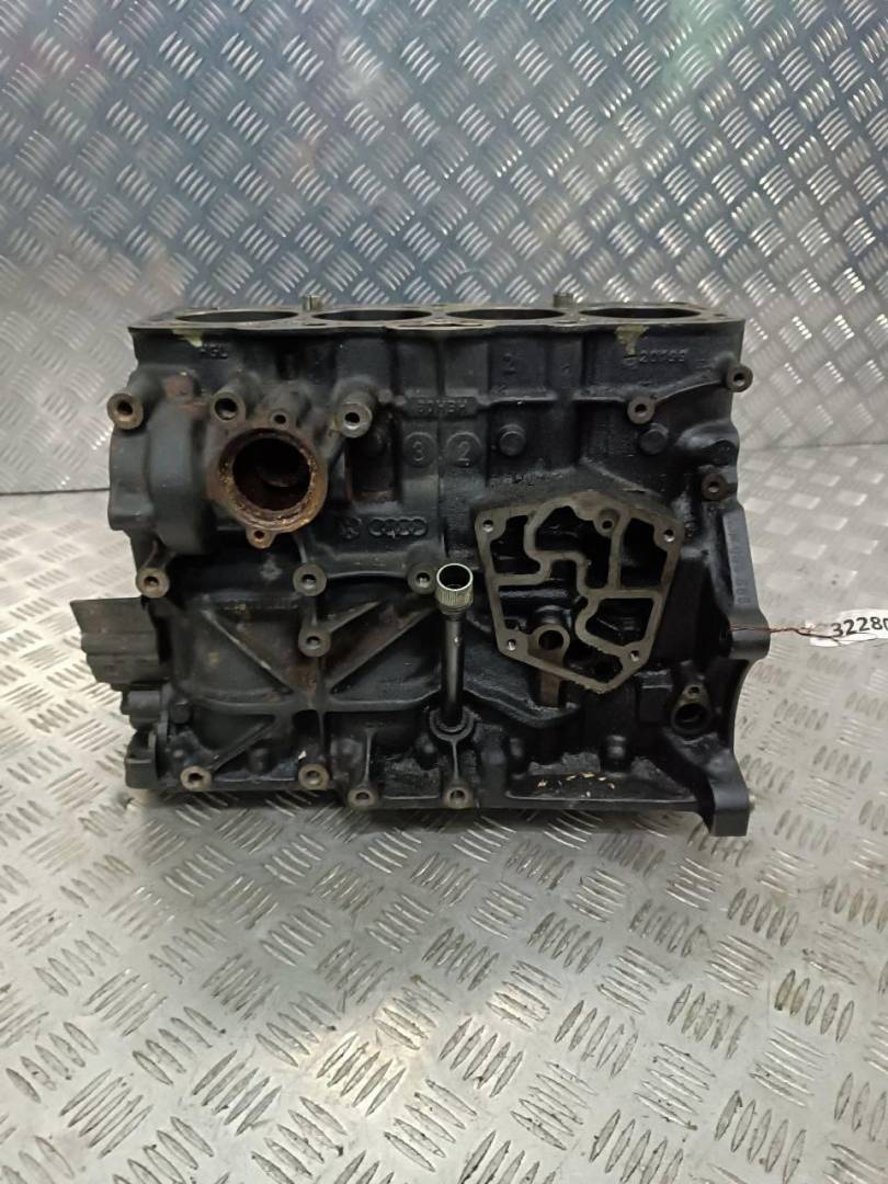 блок цилиндров Volkswagen Passat B5 1999, 1.9 л., TDi, дизель, 038103021C - фото №1