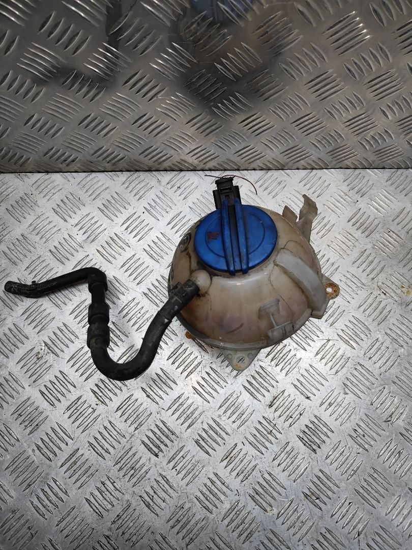 бачок расширительный Volkswagen Passat B6 2009, 2.0 л., TDi, CBAA, дизель, 6МКПП, серебристый, седан, передний привод, правый руль, 1K0121407A - фото №1