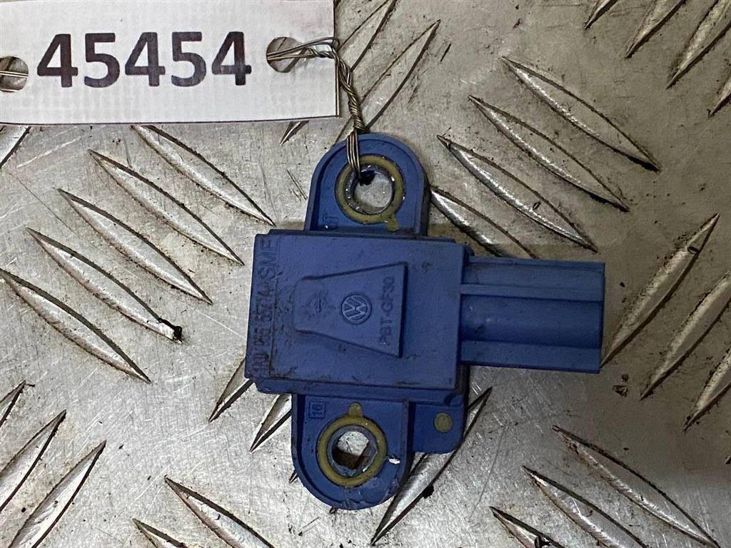 датчик удара Volkswagen Passat B6 2007, 2.0 л., TDi, BMR, дизель, 6МКПП, чёрный, седан, передний привод, правый руль, 1K0955557A - фото №1