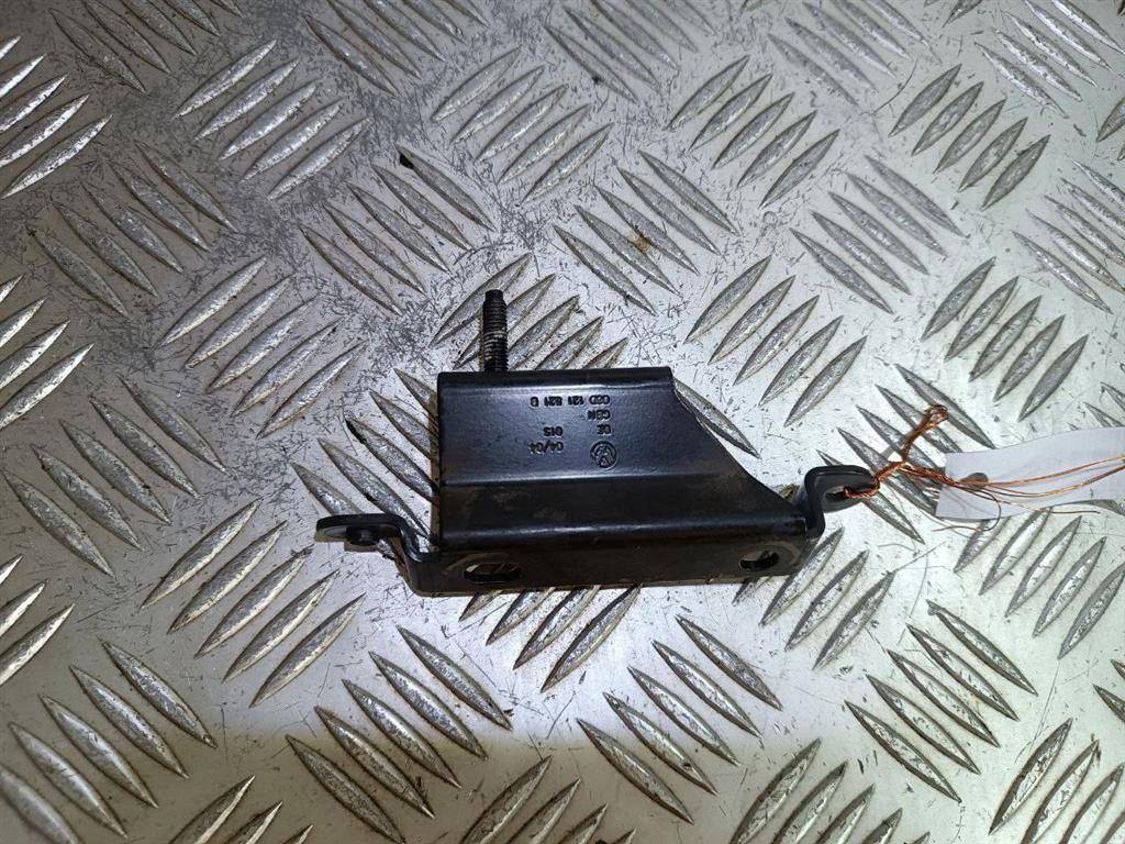 кронштейн (крепление) Audi A3 8P 2005, 2.0 л., TFSI, бензин, 06D121521B - фото №1