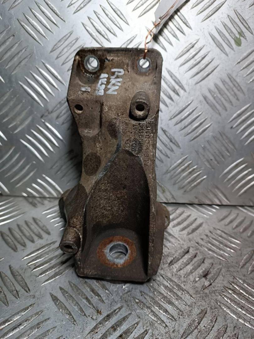 кронштейн КПП Audi A4 B7 2005, 3.0 л., TDi, дизель, АКПП, 8E0399114H - фото №1