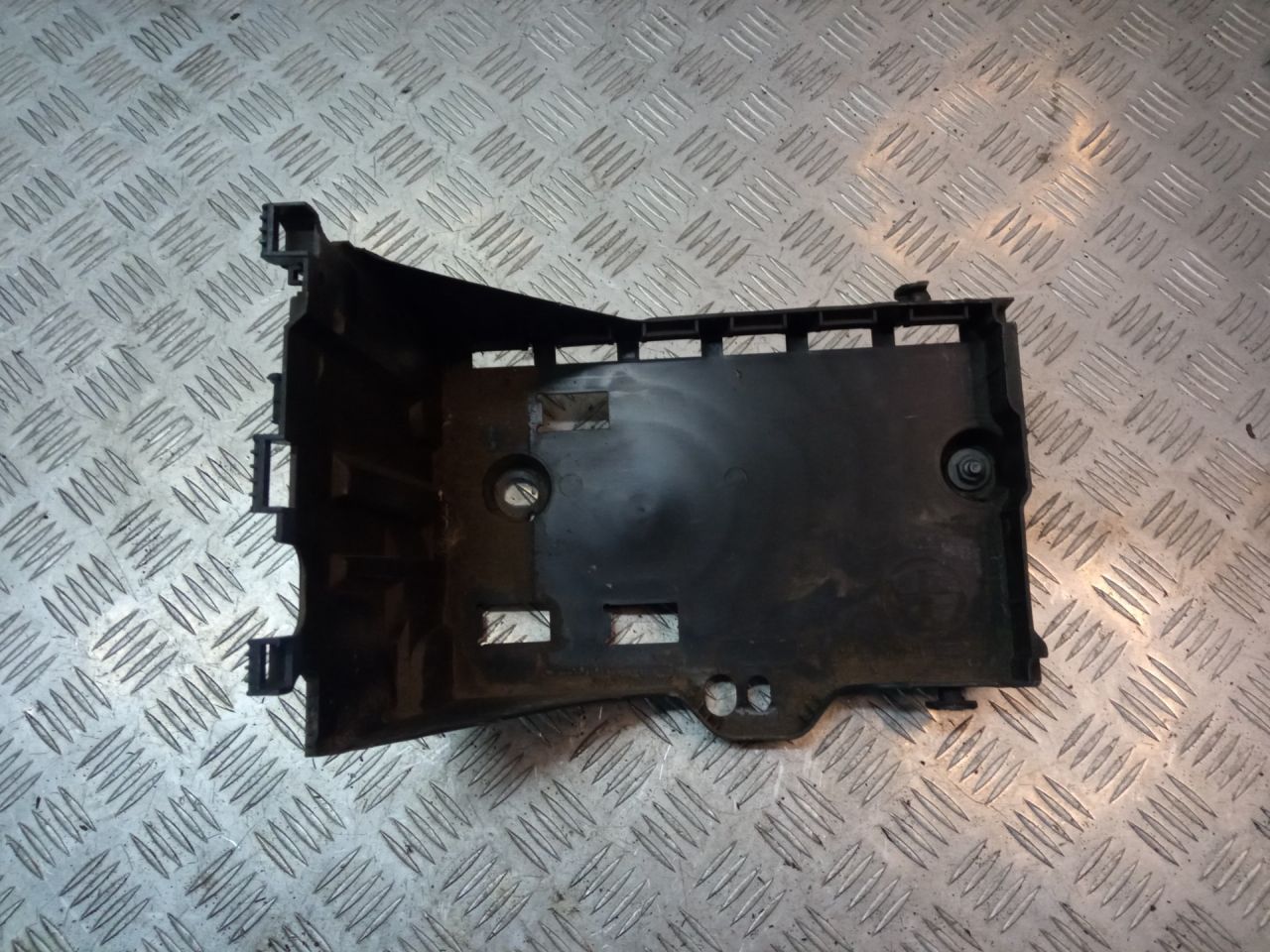 полка аккумулятора Citroen Berlingo 2 поколение (B9) 2012, 1.6 л., HDi, 9HN (DV6ETED), дизель, МКПП, белый, фургон, передний привод, правый руль, 9663615380 - фото №1