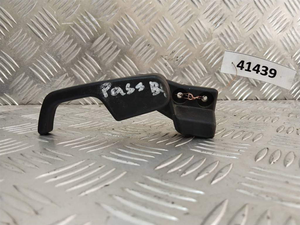 захватный крюк капота Volkswagen Passat B4 1994, 3A1823533 - фото №1