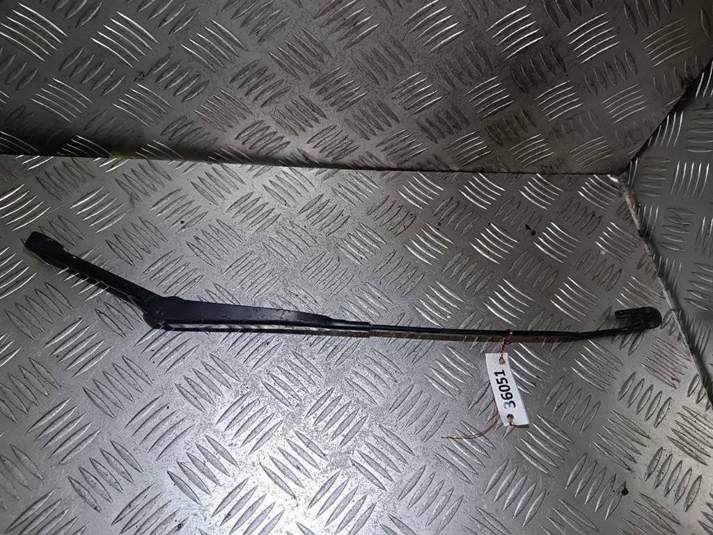 щеткодержатель (поводок стеклоочистителя, дворник) Audi A4 B5 1998, 8D1955407A - фото №1