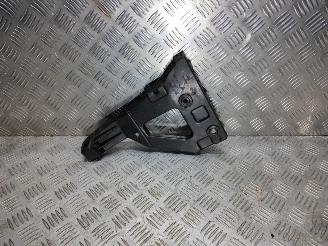 крепление бампера Audi A6 4F/C6 2006, 2.4 л., i, BDW, бензин, вариатор, чёрный, седан, передний привод, правый руль, 4F0807227 - фото №1