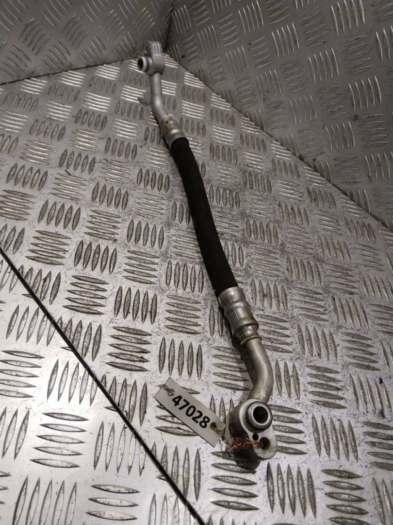 трубка кондиционера Audi Q7 4L 2006, 3.0 л., TDi, BUG, дизель, АКПП, бежево-серый, внедорожник 5 дв., полный привод, правый руль, 4L0820730 - фото №1