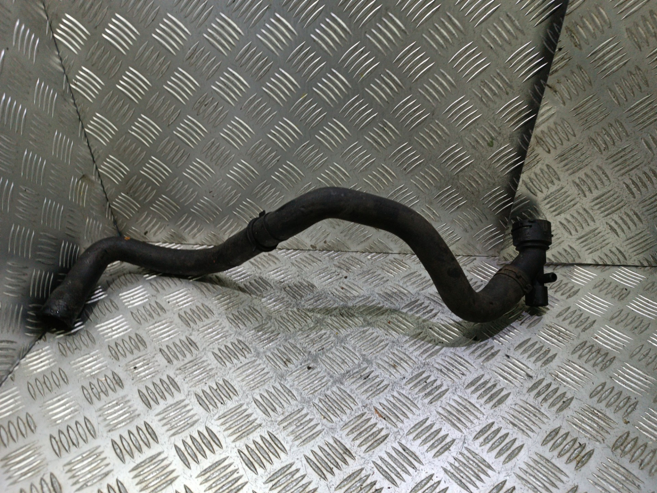 патрубок радиатора Volkswagen Golf 4 поколение 2001, 1.6 л., i, бензин, 1J0121619A - фото №1