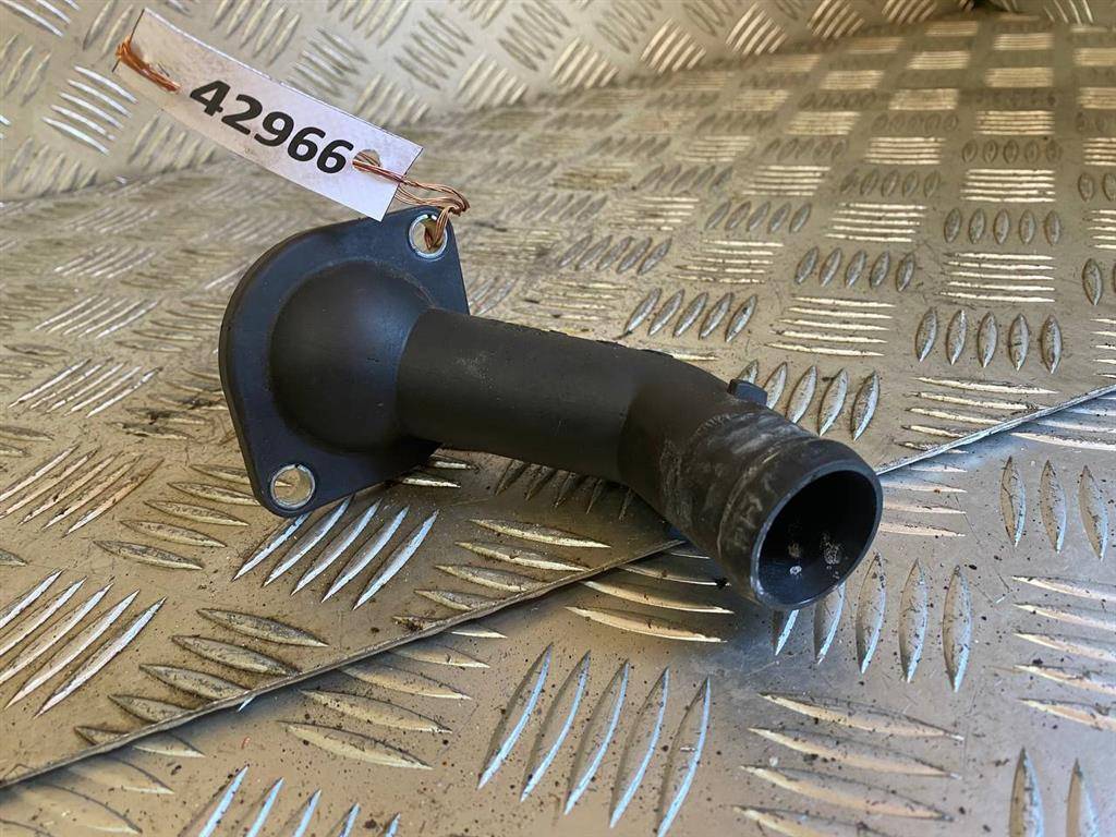 фланец (тройник) системы охлаждения Volkswagen Passat B6 2006, 2.0 л., TDi, дизель, 06A121121C - фото №1