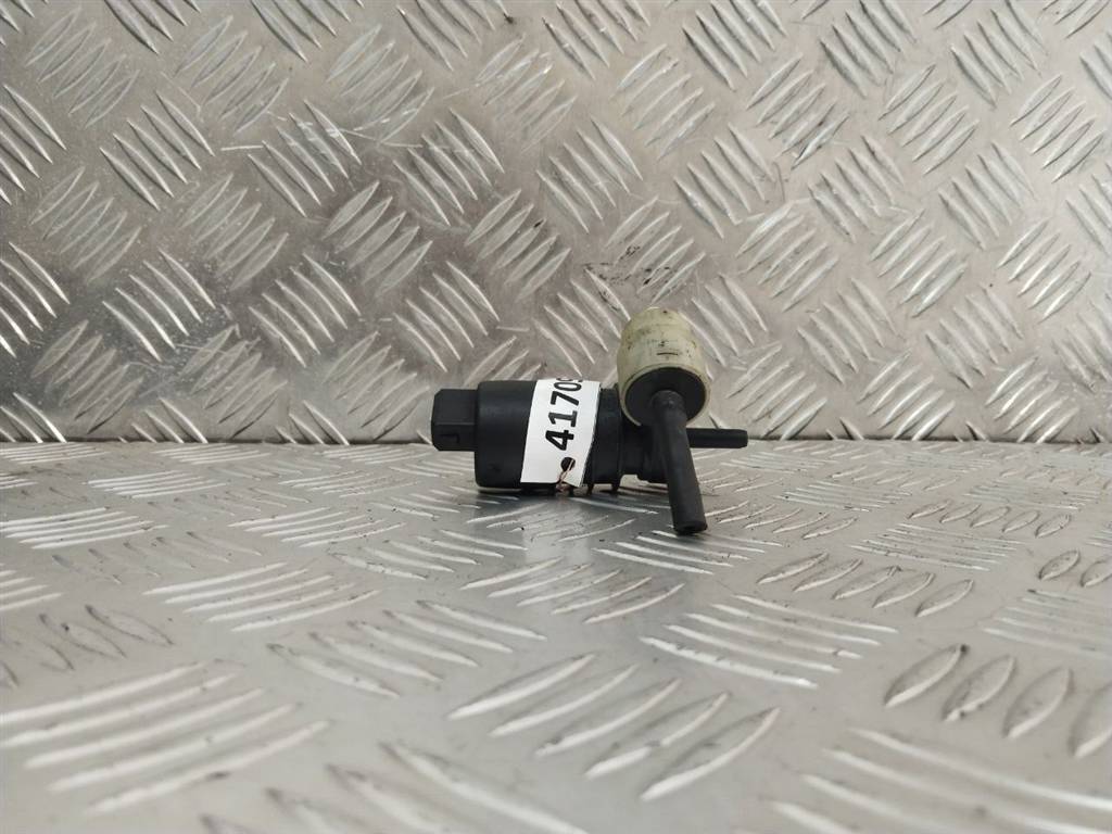 насос (моторчик) омывателя стекла Volkswagen Golf 4 поколение 2000, универсал - фото №1