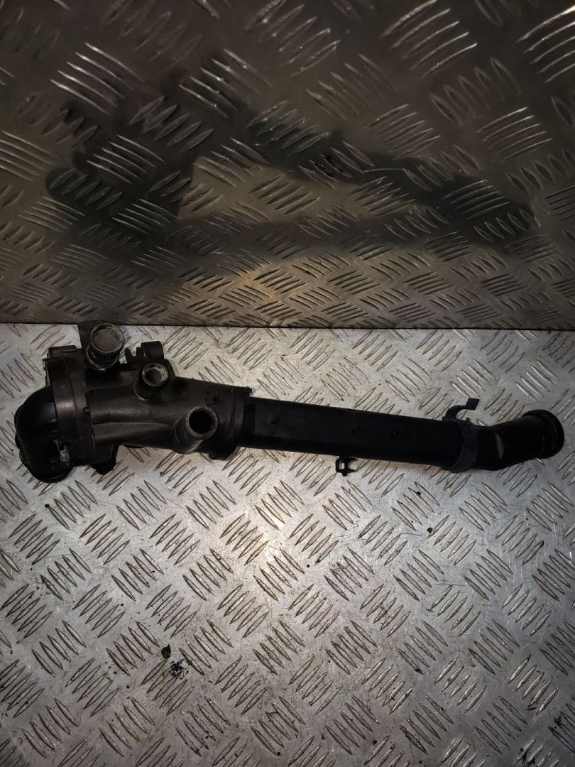 корпус термостата Volkswagen Polo 4 поколение 2003, 1.4 л., i, BBZ, бензин, МКПП, передний привод, 1J0973702, 032121065F, 03212111AP - фото №1