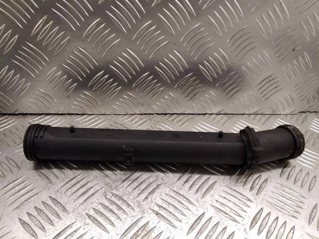 патрубок (трубопровод, шланг) Volkswagen Golf 4 поколение 1999, 1.4 л., i, бензин, 032121065D - фото №1